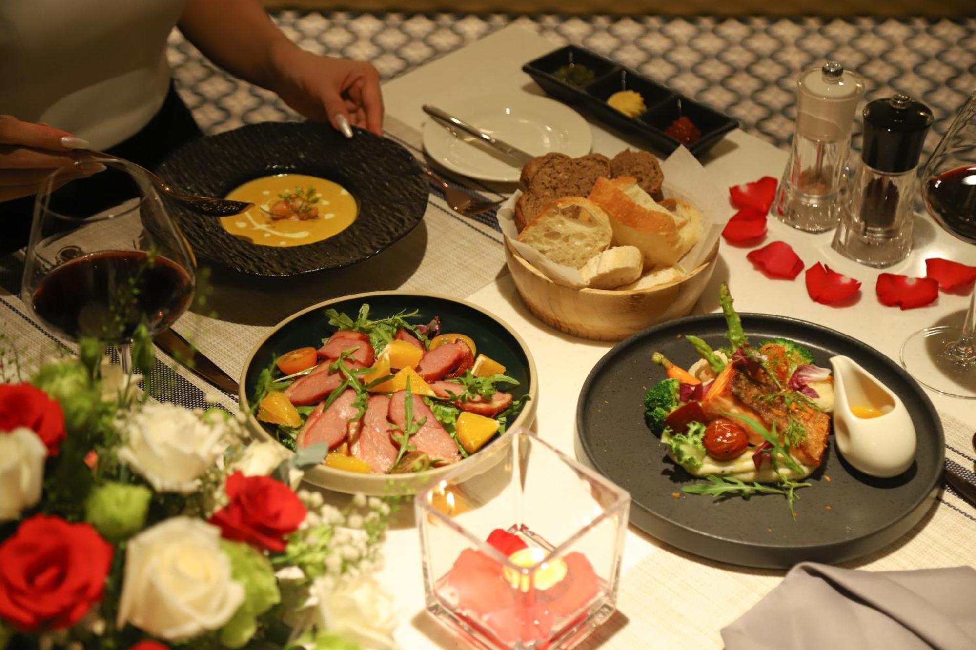 Vias Hotel Vung Tau - Transportation Included Экстерьер фото A meal at the restaurant