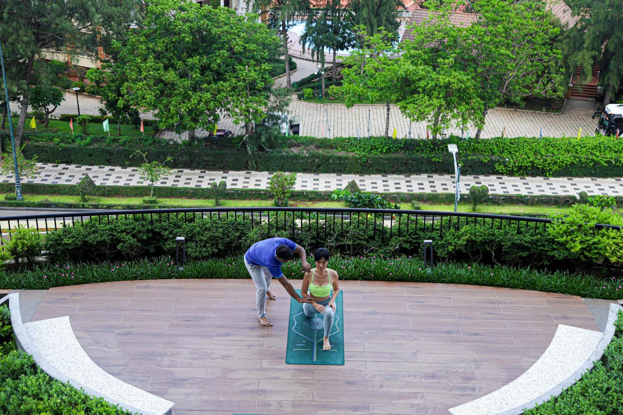 Vias Hotel Vung Tau - Transportation Included Экстерьер фото A woman practices yoga at the park